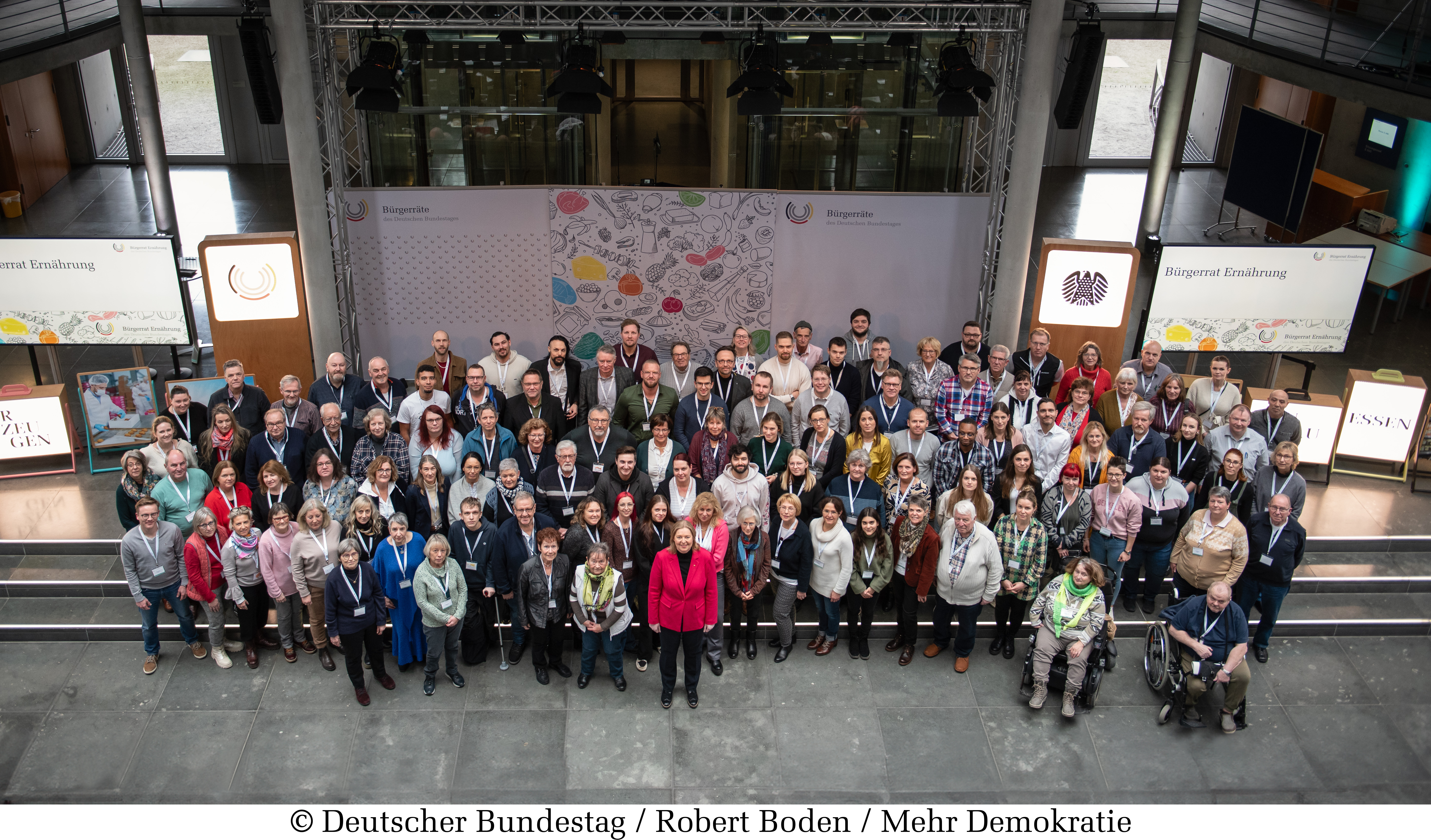 Gruppenbild (von oben aufgenommen) der Teilnehmenden des Bürgerrates „Ernährung im Wandel“ mit Bundestagspräsidentin Bärbel Bas in der Mitte.