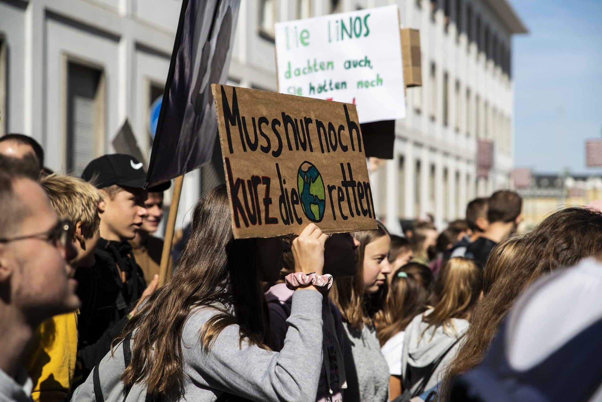 Demonstrationsschild nur noch kurz die Welt retten